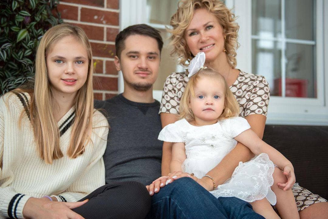 Надія зі своєю родиною